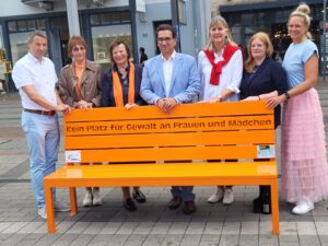 Gemeinsam gegen Gewalt an Frauen und Mädchen: der Beueler Bezirksbürgermeister Marco Rudolph, Präsidentin und Öffentlichkeitsbeauftragte des Soroptimist-International Club Bonn-Siebengebirge, Dr. Beate Preuss und Jutta Eich, Oberbürgermeister Guido Déus, Gleichstellungsbeauftragte und Projektleiterin der Gleichstellungsstelle Stephanie Clemens-Krämer und Elena Erpenbach sowie - nicht zuletzt - Obermöhn Patty Burgunder.